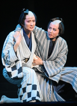 幸蔵（左、礼華はる）はけがをした次郎吉（彩海せら）を介抱する＝宝塚バウホール
