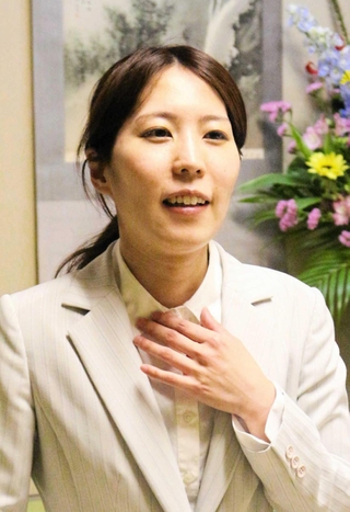 女流王位戦第４局終了後、シリーズを振り返る里見香奈女流王位＝７日夜、徳島市内