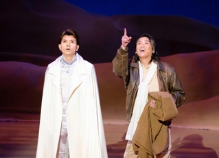 砂漠でのシーンを演じる（左から）高地優吾と高木雄也＝京都市東山区、京都南座（提供写真）