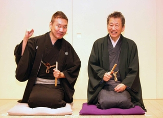 襲名披露公演を行う桂春之輔（左）と師匠の桂春団治＝神戸市兵庫区新開地２