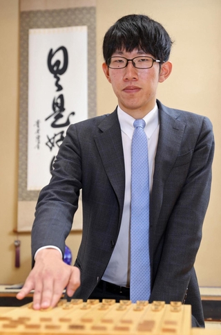王位戦挑戦者の佐々木大地七段