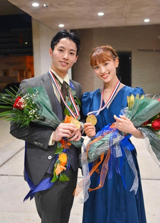 ジャクソン国際バレエコンクールで金賞を受賞した徳彩也子さん（右）と佐々木嶺さん＝２３日、米南部ミシシッピ州ジャクソン（共同）
