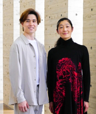 「貞松・浜田バレエ団の踊りは切れ味がいい」と評する中村恩恵さん（右）と水城卓哉さん＝西宮市、県立芸術文化センター