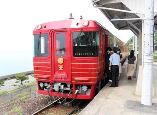 海が近い下灘駅に停車した観光列車「伊予灘ものがたり」＝愛媛県伊予市
