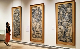 山下摩起が金剛力士を描いた作品群＝神戸ゆかりの美術館