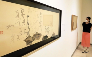 深山龍洞の作品は味わいのある線が目を引く＝神戸ゆかりの美術館