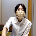 女流王位戦５連覇を達成し、感想戦で対局を振り返る里見香奈女流王位＝７日午後、徳島市、ＪＲホテルクレメント徳島