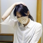 女流王位戦５連覇を達成し、感想戦で対局を振り返る里見香奈女流王位＝７日午後、徳島市、ＪＲホテルクレメント徳島