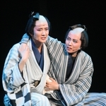 幸蔵（左、礼華はる）はけがをした次郎吉（彩海せら）を介抱する＝宝塚バウホール
