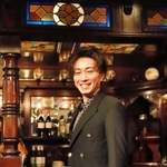 創業者の思いを受け継ぎ、明るく来店者をもてなす３代目の曽根正太郎さん＝神戸市中央区中山手通１、ソネ
