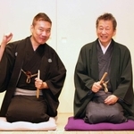 襲名披露公演を行う桂春之輔（左）と師匠の桂春団治＝神戸市兵庫区新開地２