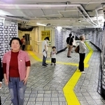 「地下道」を手がけた（左から）岡本和喜さんと岸川のぞむさん＝新開地アートひろば