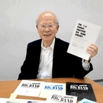 過去のコンサートのプログラムや写真を前に語る港良一さん＝神戸市中央区東川崎町１、神戸新聞社