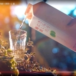 「さらりとした梅酒」のＣＭの一場面。チョーヤ梅酒（大阪府羽曳野市）のホームページから