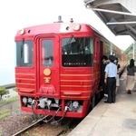 海が近い下灘駅に停車した観光列車「伊予灘ものがたり」＝愛媛県伊予市