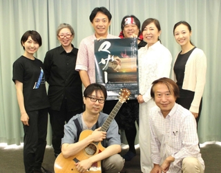 朗読劇マザーを上演する友田尋子さん（後列右から２人目）ら出演者＝芦屋市業平町、市民センター