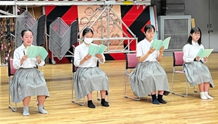 朗読劇「この子たちの夏」の練習に励む生徒ら＝宝塚市すみれガ丘４、宝塚北高校