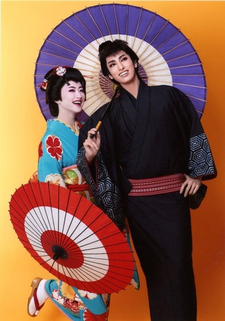 花組トップの柚香光（右）とトップ娘役の星風まどか（©宝塚歌劇団、ⓒ日活株式会社）