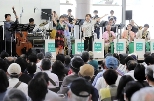 ＮＡＢＬの第４０回定期演奏会に出演した「ウエストウインズジャズオーケストラ」（西宮市）。長らく高橋達也さんの教えを受けてきた＝６月１８日、神戸ハーバーランドスペースシアター