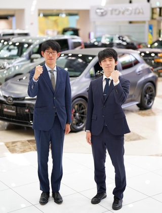 ７番勝負第１局を前に健闘を誓い合う藤井聡太王位（右）と佐々木大地七段＝６日午後、愛知県豊田市のトヨタ会館