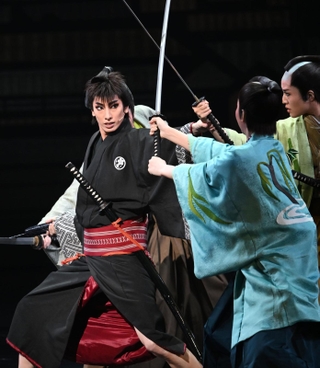 傘を使った立ち回りを見せる礼三郎（柚香光）＝宝塚大劇場（撮影・三津山朋彦）