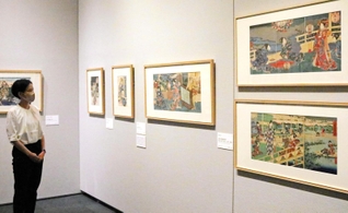 約１６０点の浮世絵が展示された会場＝神戸市東灘区向洋町中２、ファッション美術館