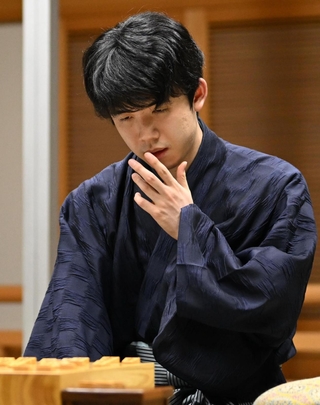 ７番勝負第１局で勝利し、対局を振り返る藤井聡太王位＝８日午後、愛知県豊田市の豊田市能楽堂