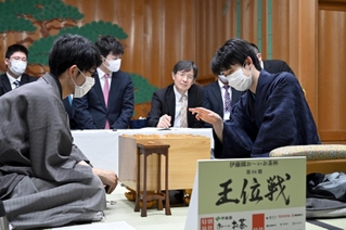 ７番勝負第１局の感想戦に臨む藤井聡太王位（右）と佐々木大地七段＝８日午後、愛知県豊田市の豊田市能楽堂