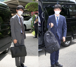 会場入りする藤井聡太王位（右）と佐々木大地七段＝１２日午後、神戸市北区有馬町、有馬温泉の旅館「中の坊瑞苑」（撮影・風斗雅博）