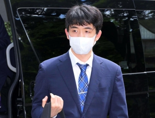 会場入りする藤井聡太王位＝１２日午後、神戸市北区有馬町、有馬温泉の旅館「中の坊瑞苑」（撮影・風斗雅博）