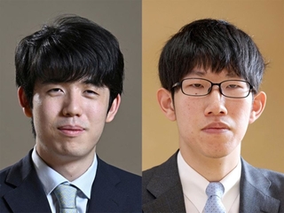 藤井聡太王位（左）と佐々木大地七段