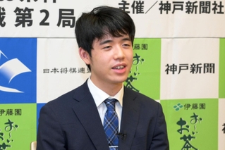 対局にかける思いなどを話す藤井聡太王位＝１２日午後、神戸市北区有馬町、有馬温泉の旅館「中の坊瑞苑」（撮影・風斗雅博）
