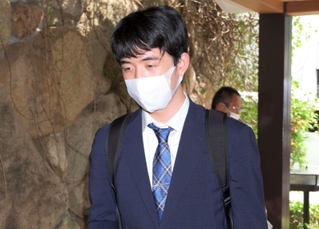 会場入りする藤井聡太王位＝１２日午後、神戸市北区有馬町、有馬温泉の旅館「中の坊瑞苑」（撮影・風斗雅博）