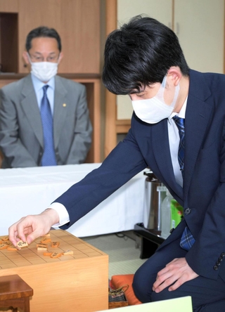 対局室の検分で駒の具合などを確かめる（手前右）藤井聡太王位＝１２日午後、神戸市北区有馬町、有馬温泉の旅館「中の坊瑞苑」（撮影・風斗雅博）