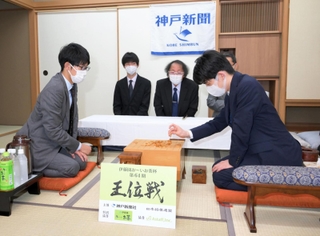 対局室の検分で駒の具合などを確かめる（右から）藤井聡太王位と佐々木大地七段＝１２日午後、神戸市北区有馬町、有馬温泉の旅館「中の坊瑞苑」（撮影・風斗雅博）