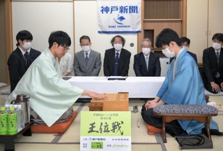 第２局で初手を指す佐々木大地七段（左）。右は藤井聡太王位＝１３日午前、神戸市北区有馬町、中の坊瑞苑（撮影・風斗雅博）