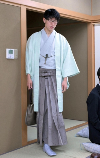 「伊藤園お～いお茶杯第６４期王位戦」第２局の対局室に入る佐々木大地七段（中央）＝１３日午前、神戸市北区有馬町、有馬温泉の旅館「中の坊瑞苑」（撮影・風斗雅博）