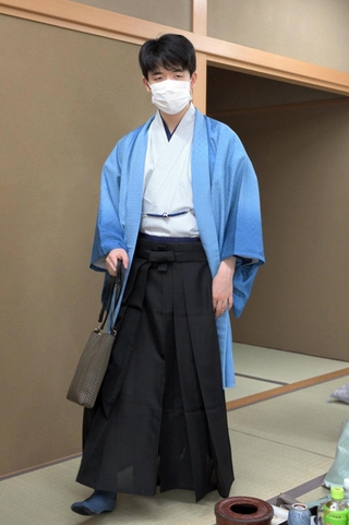 「伊藤園お～いお茶杯第６４期王位戦」第２局の対局室に入る藤井聡太王位（中央）＝１３日午前、神戸市北区有馬町、有馬温泉の旅館「中の坊瑞苑」（撮影・風斗雅博）