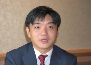 対局の状況など分析する副立会人の村山慈明八段＝１３日午後、神戸市北区有馬町、有馬温泉の旅館「中の坊瑞苑」（撮影・風斗雅博）