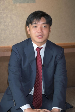 対局の状況など分析する副立会人の村山慈明八段＝１３日午後、神戸市北区有馬町、有馬温泉の旅館「中の坊瑞苑」（撮影・風斗雅博）