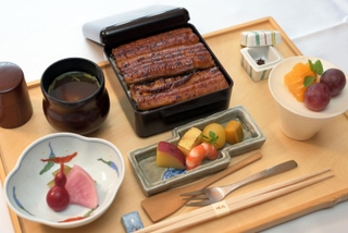 佐々木大地七段が注文した「国産うな重膳」＝１３日、神戸市北区有馬町、有馬温泉の旅館「中の坊瑞苑」（撮影・風斗雅博）