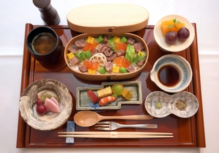 藤井聡太王位が注文した神戸牛肉ちらし膳＝１３日午後、中の坊瑞苑（撮影・風斗雅博）