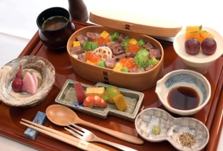 藤井聡太王位が注文した神戸牛肉ちらし膳＝１３日午後、中の坊瑞苑（撮影・風斗雅博）
