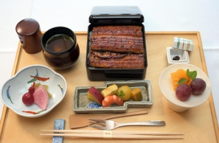 佐々木大地七段が注文した国産うな重膳＝１３日午後、中の坊瑞苑（撮影・風斗雅博）
