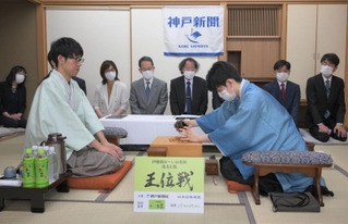 「伊藤園お～いお茶杯第６４期王位戦」の第２局で駒袋から駒を取り出す藤井聡太王位（右）。左は佐々木大地七段＝１３日午前、神戸市北区有馬町、有馬温泉の旅館「中の坊瑞苑」（撮影・風斗雅博）
