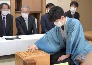 「伊藤園お～いお茶杯第６４期王位戦」の第２局で対局前に駒を並べる藤井聡太王位（右）＝１３日午前、神戸市北区有馬町、有馬温泉の旅館「中の坊瑞苑」（撮影・風斗雅博）