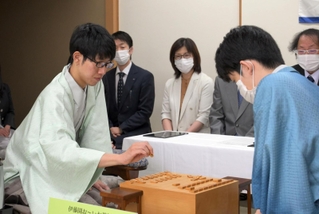 「伊藤園お～いお茶杯第６４期王位戦」の第２局で対局前に駒を並べる佐々木大地七段（左）。右は藤井聡太王位＝１３日午前、神戸市北区有馬町、有馬温泉の旅館「中の坊瑞苑」（撮影・風斗雅博）