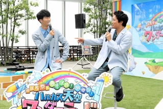 幼少期の水遊び体験などを振り返る濵田崇裕（左）と桐山照史。桐山は噴水遊びに夢中だったという＝大阪市阿倍野区阿倍野筋１、あべのハルカス
