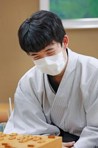 第２局で佐々木大地七段に勝ち、対局を振り返る藤井聡太王位＝１４日午後、神戸市北区有馬町、中の坊瑞苑（撮影・長嶺麻子）
