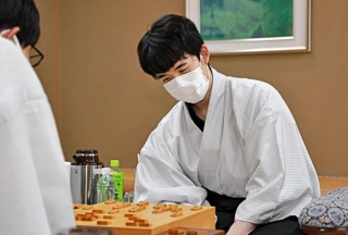 第２局で佐々木大地七段に勝ち、対局を振り返る藤井聡太王位＝１４日午後、神戸市北区有馬町、中の坊瑞苑（撮影・長嶺麻子）